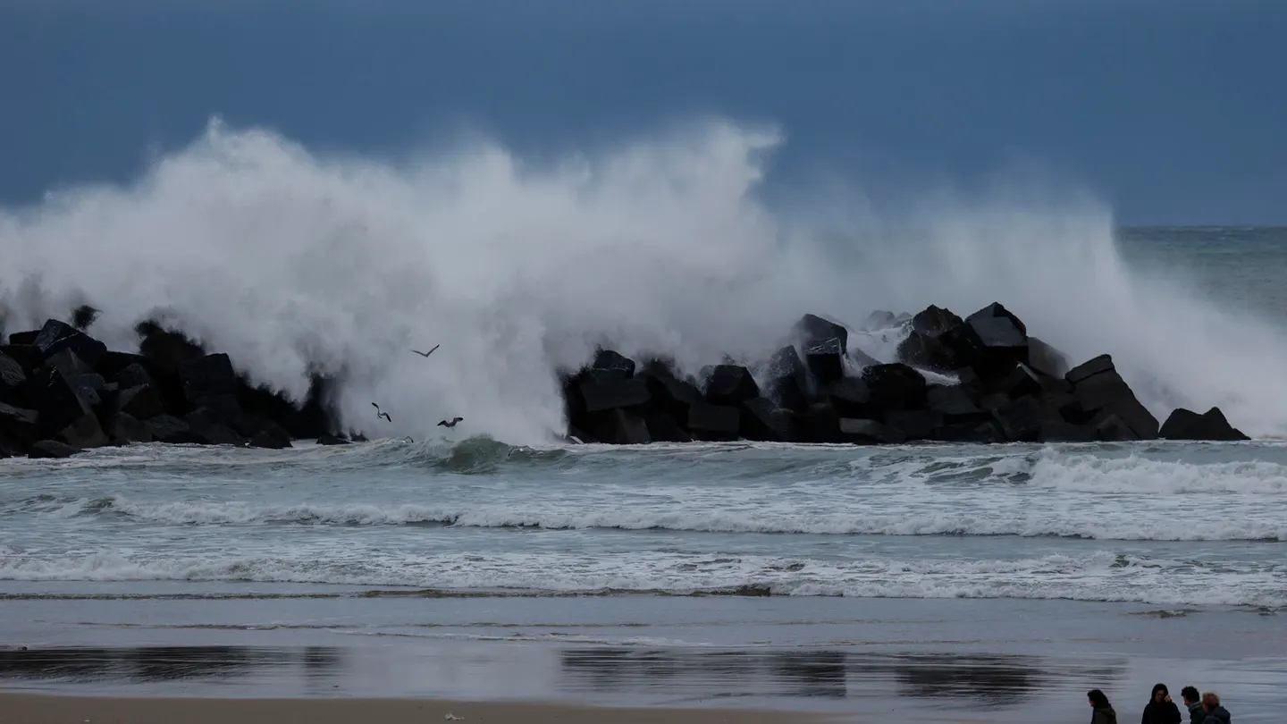 Una gran ola rompe este martes contra el espigón que protege la playa de la Zurriola de San Sebastián. Una gran ola rompe este martes contra el espigón que protege la playa de la Zurriola de San Sebastián.