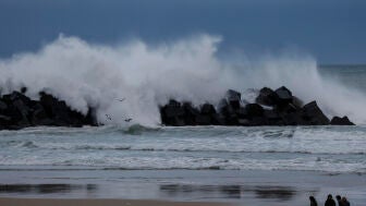 Una gran ola rompe este martes contra el espig&oacute;n que protege la playa de la Zurriola de San Sebasti&aacute;n.