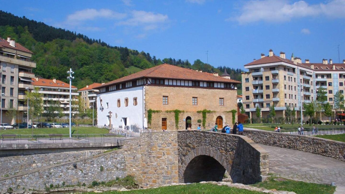 Beas&aacute;in - Conjunto de Igartza; al fondo, el Caser&iacute;o-Lagar, hoy Hotel Dolarea