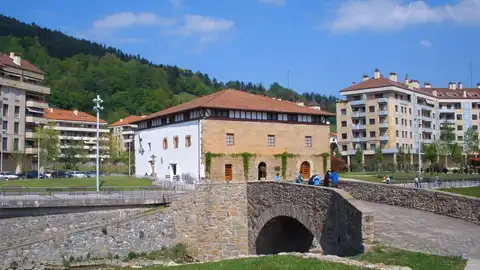 Beasáin - Conjunto de Igartza; al fondo, el Caserío-Lagar, hoy Hotel Dolarea Beasáin - Conjunto de Igartza; al fondo, el Caserío-Lagar, hoy Hotel Dolarea