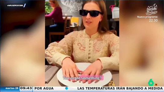 La romántica petición de matrimonio en braille que un chico le hace a su novia ciega La romántica petición de matrimonio en braille que un chico le hace a su novia ciega