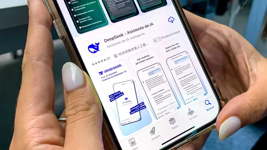 Una mujer se descarga este martes la aplicación DeepSeek en su teléfono móvil en Bangkok. Una mujer se descarga este martes la aplicación DeepSeek en su teléfono móvil en Bangkok.