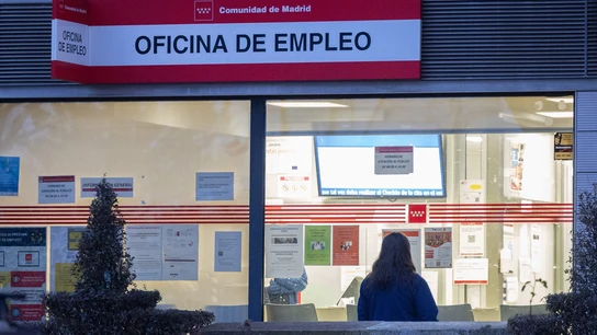 Varias personas en la puerta de una oficina del SEPE, a 3 de enero de 2025, en Madrid (España).  Varias personas en la puerta de una oficina del SEPE, a 3 de enero de 2025, en Madrid (España).
