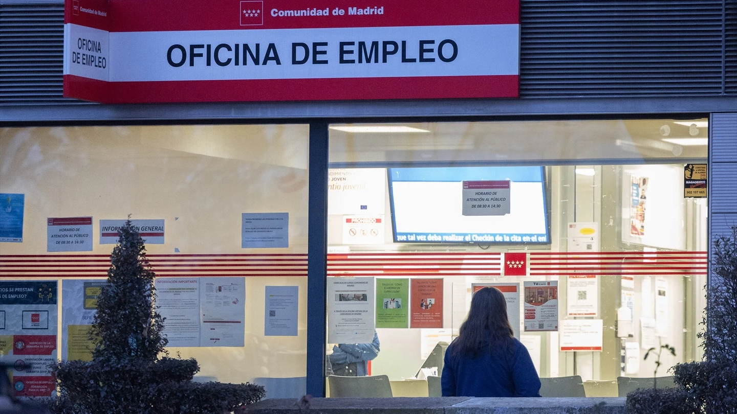 Varias personas en la puerta de una oficina del SEPE, a 3 de enero de 2025, en Madrid (España). Varias personas en la puerta de una oficina del SEPE, a 3 de enero de 2025, en Madrid (España).