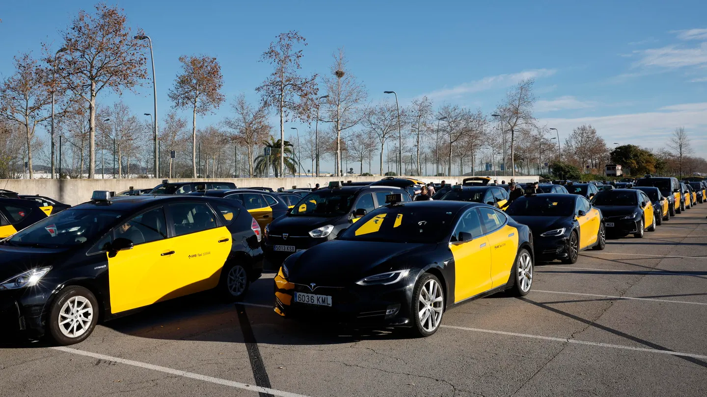 Miles de taxis se manifiestan en Barcelona. Miles de taxis se manifiestan en Barcelona.