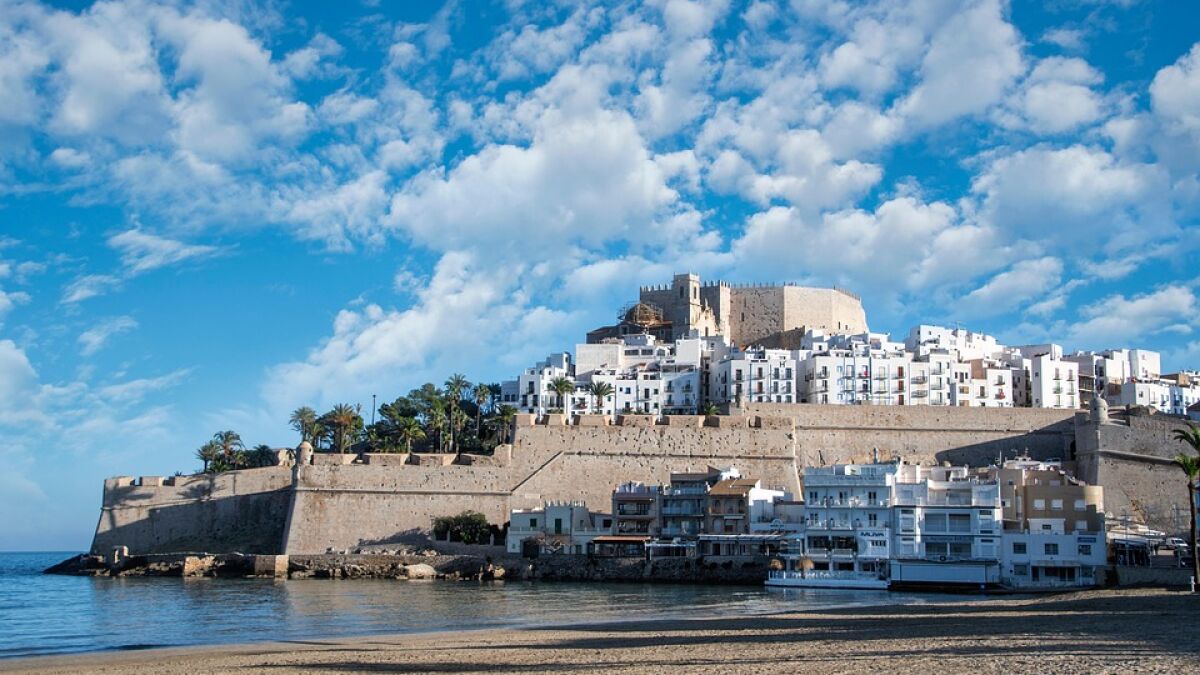 Descubre Peñíscola y su castillo: un escenario de película