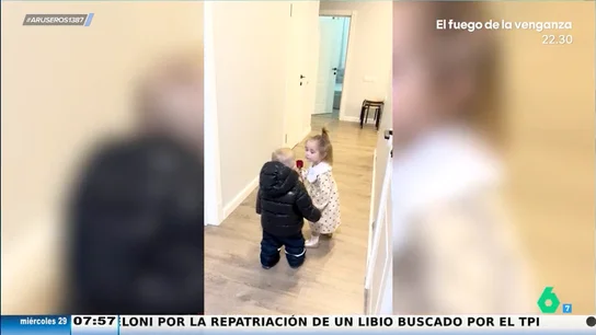El entrañable vídeo viral del bebé que le regala una rosa a la niña que le gusta: "Es un romanticón" El entrañable vídeo viral del bebé que le regala una rosa a la niña que le gusta: "Es un romanticón"