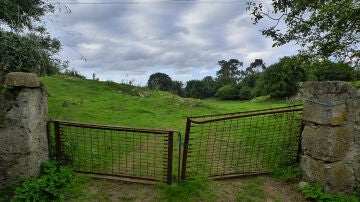 Somieres usados como puertas de una finca en el campo.