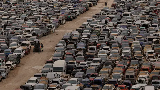 Vista del cementerio de automóviles afectados por la DANA en el municipio de Benaguasil (Valencia) Vista del cementerio de automóviles afectados por la DANA en el municipio de Benaguasil (Valencia)