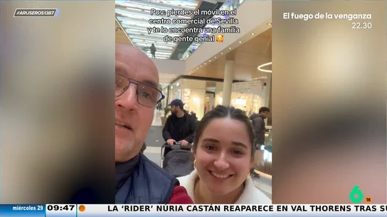 Una familia sevillana encuentra un teléfono móvil perdido y graba este divertido vídeo a su propietario para devolvérselo Una familia sevillana encuentra un teléfono móvil perdido y graba este divertido vídeo a su propietario para devolvérselo