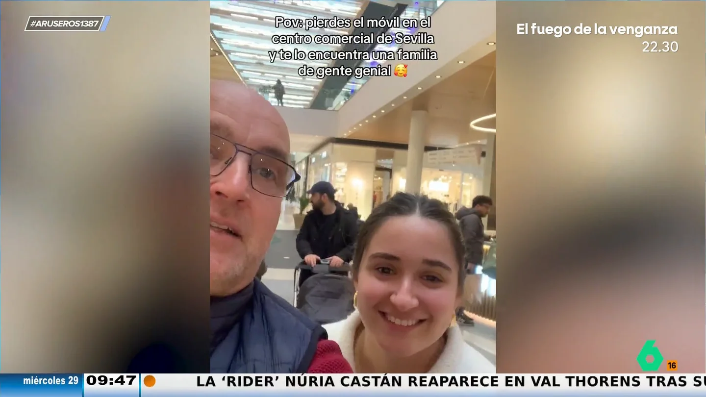 Una familia sevillana encuentra un teléfono móvil perdido y graba este divertido vídeo a su propietario para devolvérselo Una familia sevillana encuentra un teléfono móvil perdido y graba este divertido vídeo a su propietario para devolvérselo