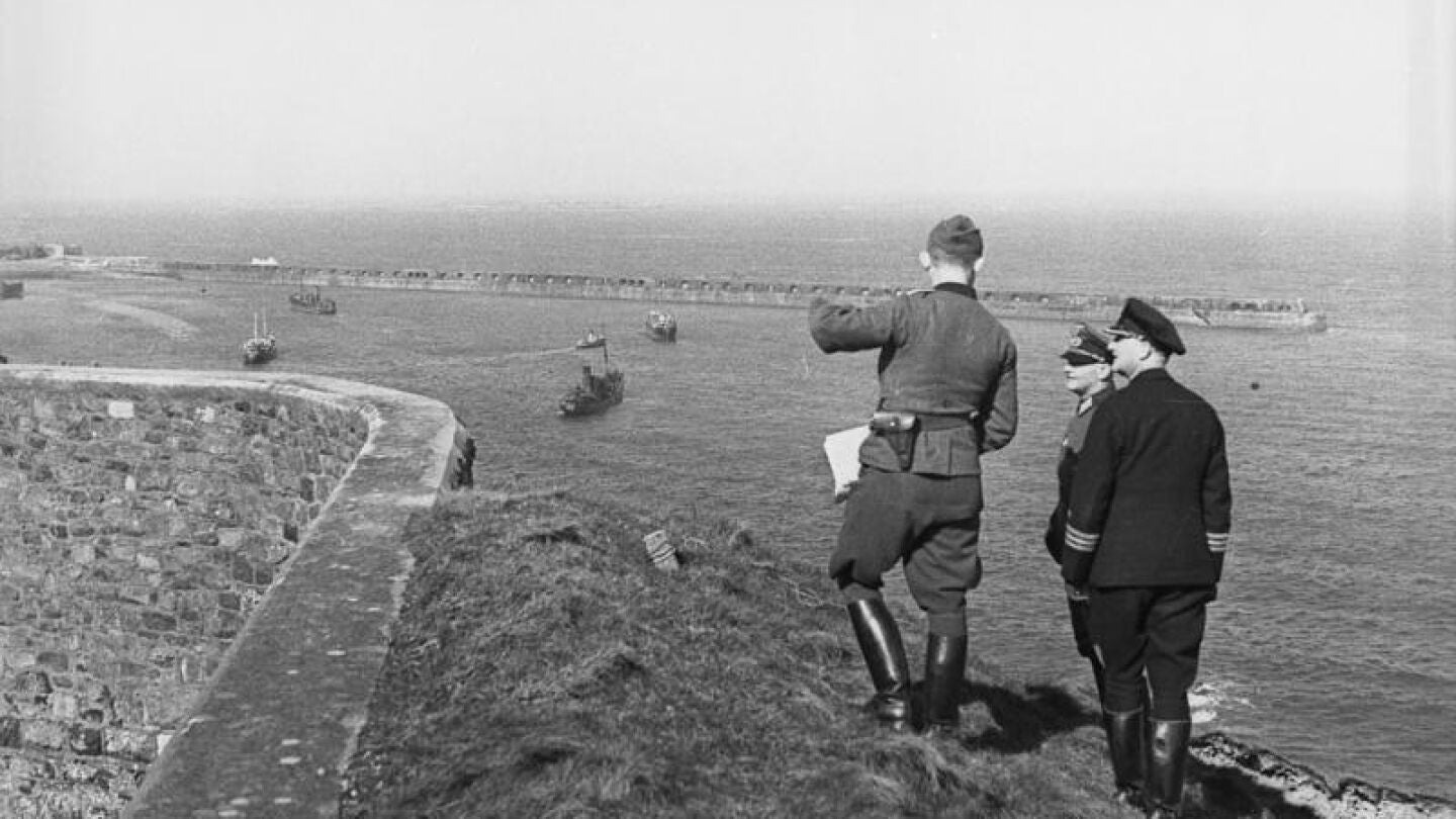Oficiales alemanes inspeccionando las defensas costeras de Alderney en 1942