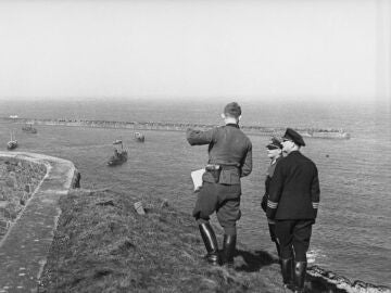 Oficiales alemanes inspeccionando las defensas costeras de Alderney en 1942