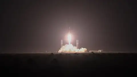 Lanzamiento de un satélite en Cabo Cañaveral, Florida Lanzamiento de un satélite en Cabo Cañaveral, Florida