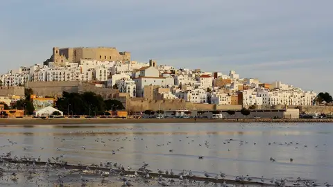 Vista del castillo de Peñíscola desde la playa Vista del castillo de Peñíscola desde la playa