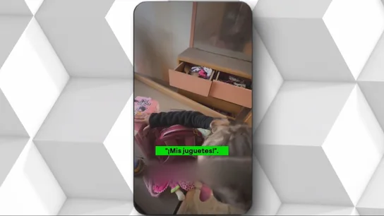 Una niña palestina encuentra sus juguetes entre los escombros de su casa Una niña palestina encuentra sus juguetes entre los escombros de su casa