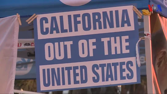 California da luz verde al 'Calexit': el plan para independizarse de los Estados Unidos Pancarta de uno de los puestos de recogidas de firmas