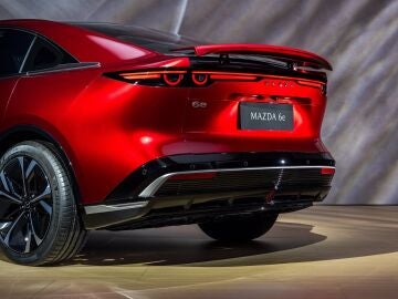 El regreso de la berlina japonesa con m&aacute;s tradici&oacute;n es un lujoso el&eacute;ctrico lleno de luces LED con 552 km de autonom&iacute;a