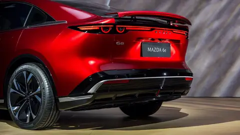 El regreso de la berlina japonesa con más tradición es un lujoso eléctrico lleno de luces LED con 552 km de autonomía Mazda 6e