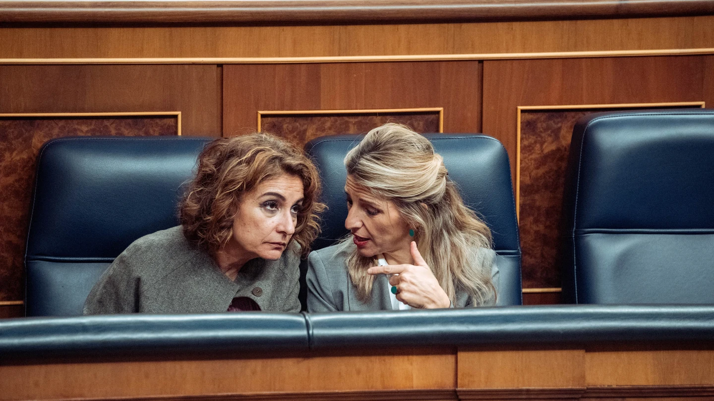 La vicepresidenta primera y ministra de Hacienda, María Jesús Montero, y la vicepresidenta segunda y ministra de Trabajo, Yolanda Díaz La vicepresidenta primera y ministra de Hacienda, María Jesús Montero, y la vicepresidenta segunda y ministra de Trabajo, Yolanda Díaz
