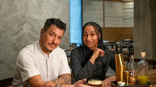 Mario Payán y Laura Paulino con su carajillo japonés Kûmo del restaurante 'Kappo' de Madrid. Mario Payán y Laura Paulino con su carajillo japonés Kûmo del restaurante 'Kappo' de Madrid.