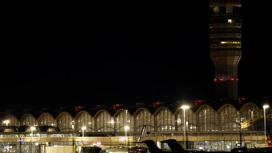 Vista del aeropuerto Ronald Reagan donde el avión siniestrado iba a aterrizar antes de colisionar con el helicóptero. Vista del aeropuerto Ronald Reagan donde el avión siniestrado iba a aterrizar antes de colisionar con el helicóptero.