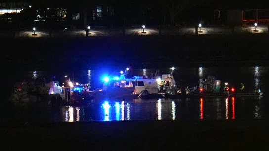 Los equipos de rescate acudieron a la escena del accidente aéreo en el río Potomac Los equipos de rescate acudieron a la escena del accidente aéreo en el río Potomac