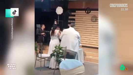 ¡Tierra trágame! Un novio 'pierde' los pantalones en plena boda El chico está en el altar al lado de su pareja cuando sus pantalones se deslizan hasta el suelo. El joven, para evitar que puedan ver su trasero, se sienta en una silla.