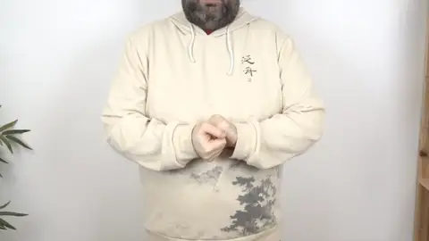 Hombre frotándose las manos Hombre frotándose las manos