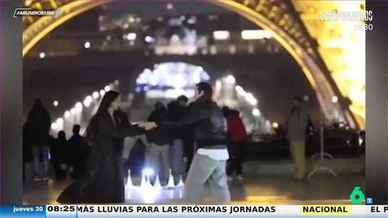 Dua Lipa y Callum Turner protagonizan un romántico baile bajo la Torre Eiffel Dua Lipa y Callum Turner protagonizan un romántico baile bajo la Torre Eiffel