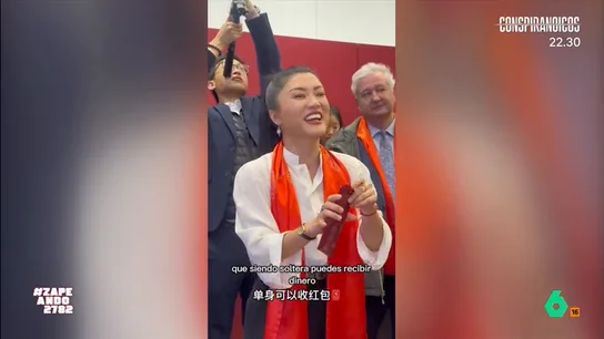 Jiaping le pide a Martínez-Almeida el 'aguinaldo' por el Año Nuevo chino: "La gente es muy generosa" La reportera ha contado al regidor madrileño una de las tradiciones de esta festividad: dar dinero en efectivo, metido en un sobre rojo, a niños, jóvenes y personas solteras. ¿Habrá conseguido que Martínez-Almeida cumpla con la tradición?