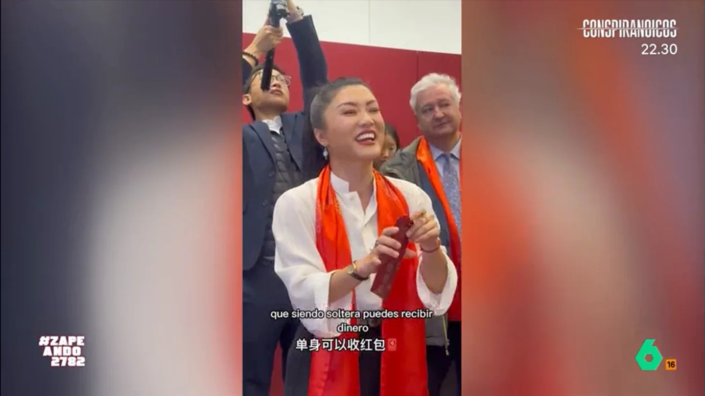 Jiaping le pide a Martínez-Almeida el 'aguinaldo' por el Año Nuevo chino: "La gente es muy generosa" La reportera ha contado al regidor madrileño una de las tradiciones de esta festividad: dar dinero en efectivo, metido en un sobre rojo, a niños, jóvenes y personas solteras. ¿Habrá conseguido que Martínez-Almeida cumpla con la tradición?