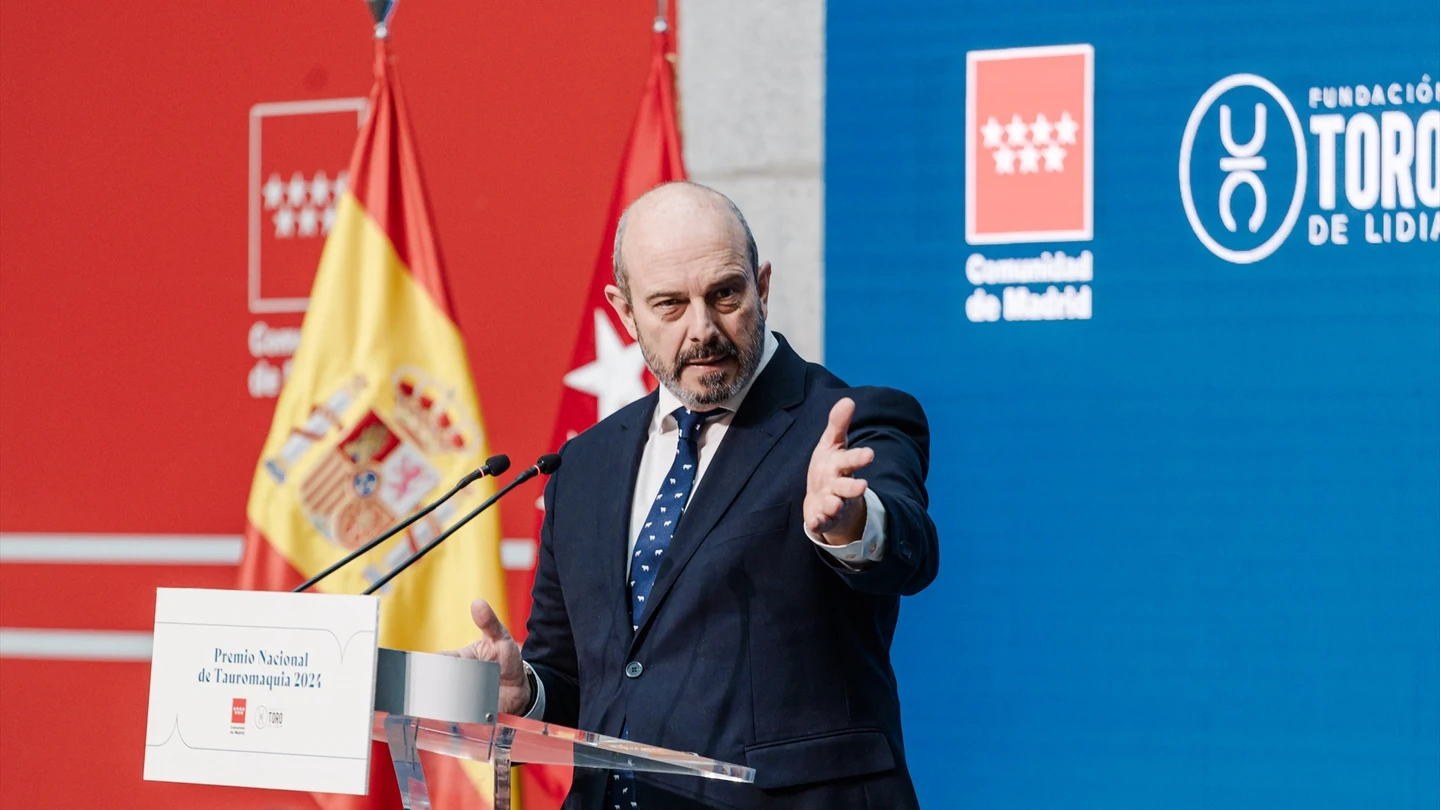 El primer hombre que se pintó en la prehistoria no fue un torero: un arqueólogo y un historiador desmontan al presidente del Senado El presidente del Senado, Pedro Rollan, durante la Presentación del Premio Nacional de Tauromaquia