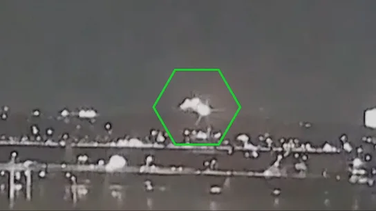 Señal de seguimiento desactivada y vuelo bajo, las causas del accidente aéreo de Washington Imagen del impacto entre un helicóptero Black Hawk y un avión de American Eagle