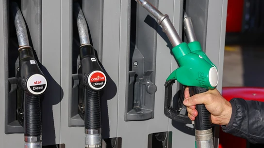 Una persona reposta en una gasolinera, a 26 de diciembre de 2024, en Madrid (España). Una persona reposta en una gasolinera, a 26 de diciembre de 2024, en Madrid (España).