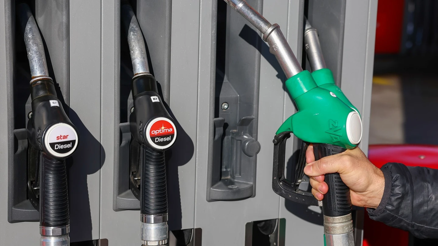 Una persona reposta en una gasolinera, a 26 de diciembre de 2024, en Madrid (España). Una persona reposta en una gasolinera, a 26 de diciembre de 2024, en Madrid (España).