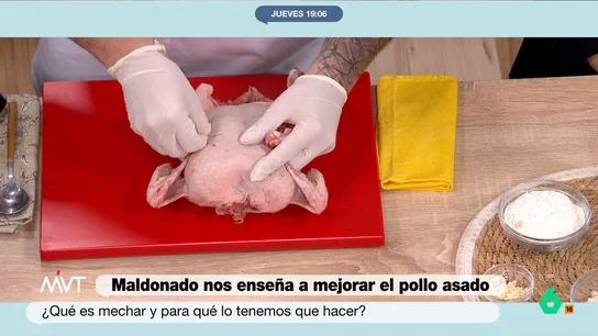Pablo Ojeda derriba las leyendas urbanas sobre la piel del pollo: ni es muy grasa ni lleva trazas de antibióticos El chef con estrella Michelin Carlos Maldonado mejora la típica receta del pollo asado, mientras Pablo Ojeda desmonta en este vídeo algunos de los mitos que rodean a la piel de este auténtico productazo.