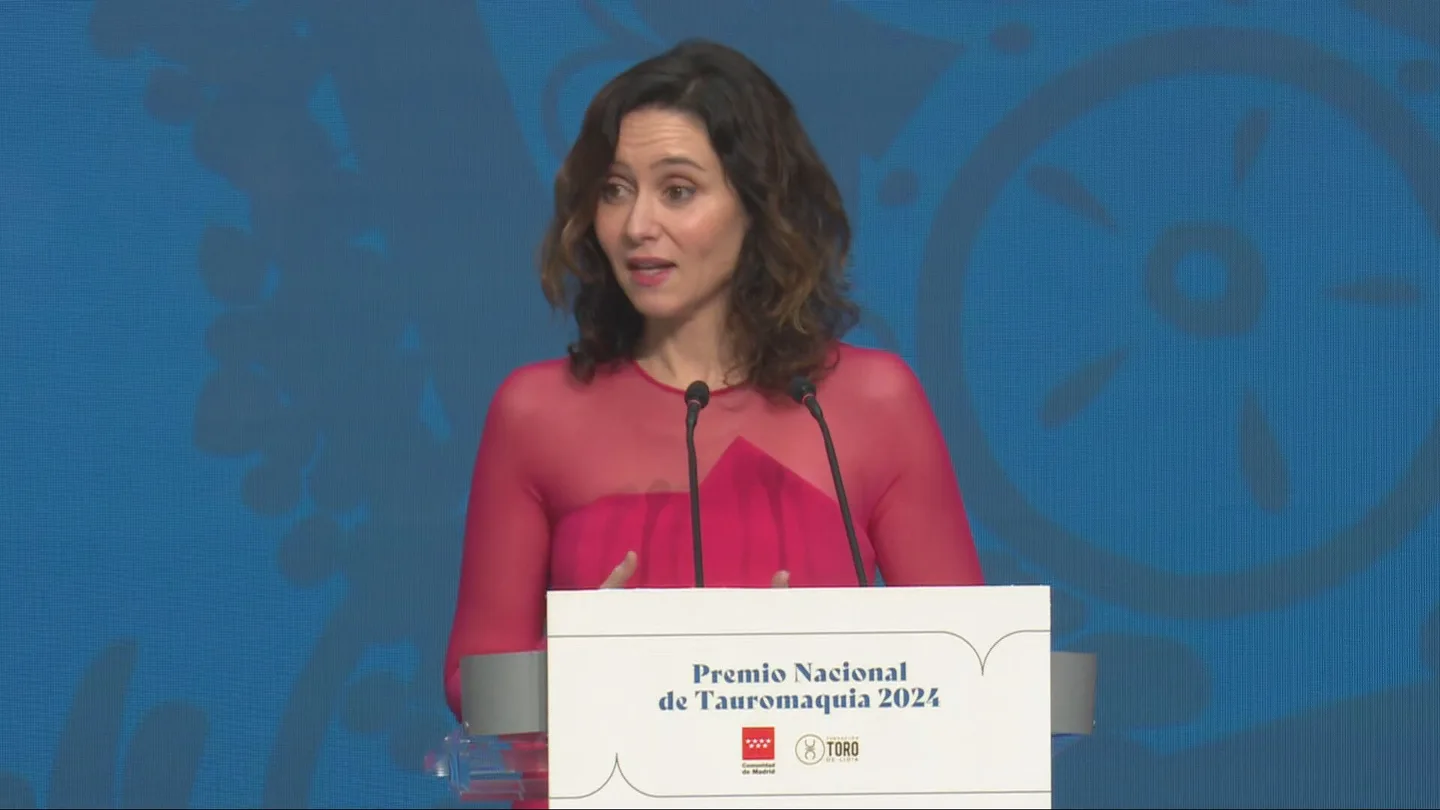 Ayuso equipara la defensa de la tauromaquia con la de la carta magna: "Defendiendo los toros defendemos el espíritu de la Constitución" La presidenta de la Comunidad de Madrid, Isabel Díaz Ayuso, durante la presentación del Premio Nacional de Tauromaquia