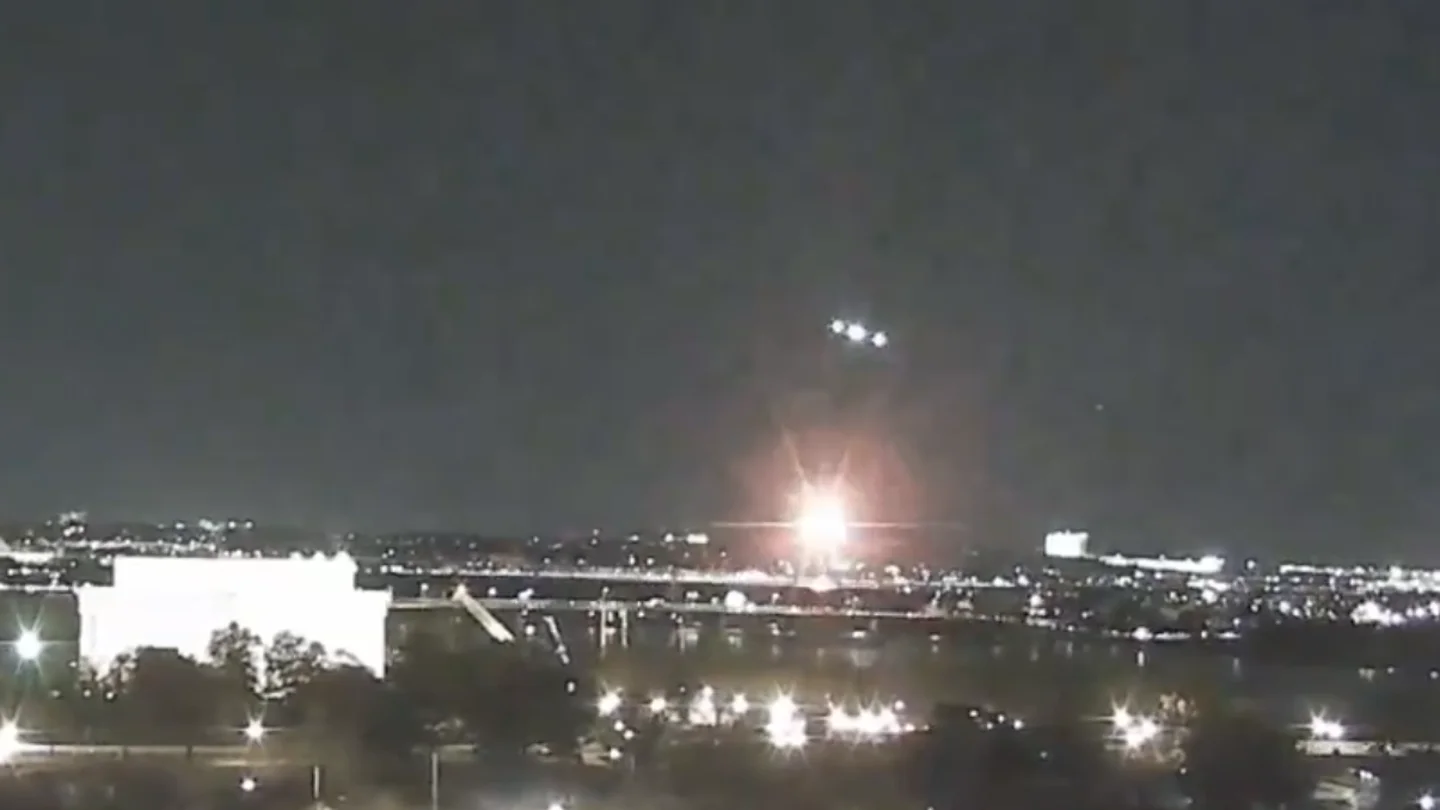 Imagen procedente del vídeo del trágico accidente aéreo en Washington. Imagen procedente del vídeo del trágico accidente aéreo en Washington.
