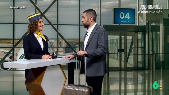 Dani Mateo 'intenta' poner una reclamación a Ryanair: "Lo siento, pero su tarifa no tiene incluidas las quejas" Tras el conflicto generado entre la aerolínea y el ministerio de Consumo, el colaborador se traslada hasta el aeropuerto para comprobar si es verdad que Ryanair cada vez hace que volar sea más complicado.