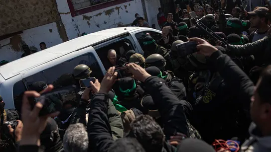 Civiles y militantes palestinos se reúnen para la liberación de rehenes, como parte de un acuerdo de alto el fuego e intercambio de prisioneros entre Hamás e Israel. Civiles y militantes palestinos se reúnen para la liberación de rehenes, como parte de un acuerdo de alto el fuego e intercambio de prisioneros entre Hamás e Israel.