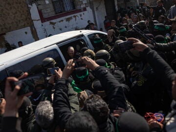 Civiles y militantes palestinos se reúnen para la liberación de rehenes, como parte de un acuerdo de alto el fuego e intercambio de prisioneros entre Hamás e Israel.