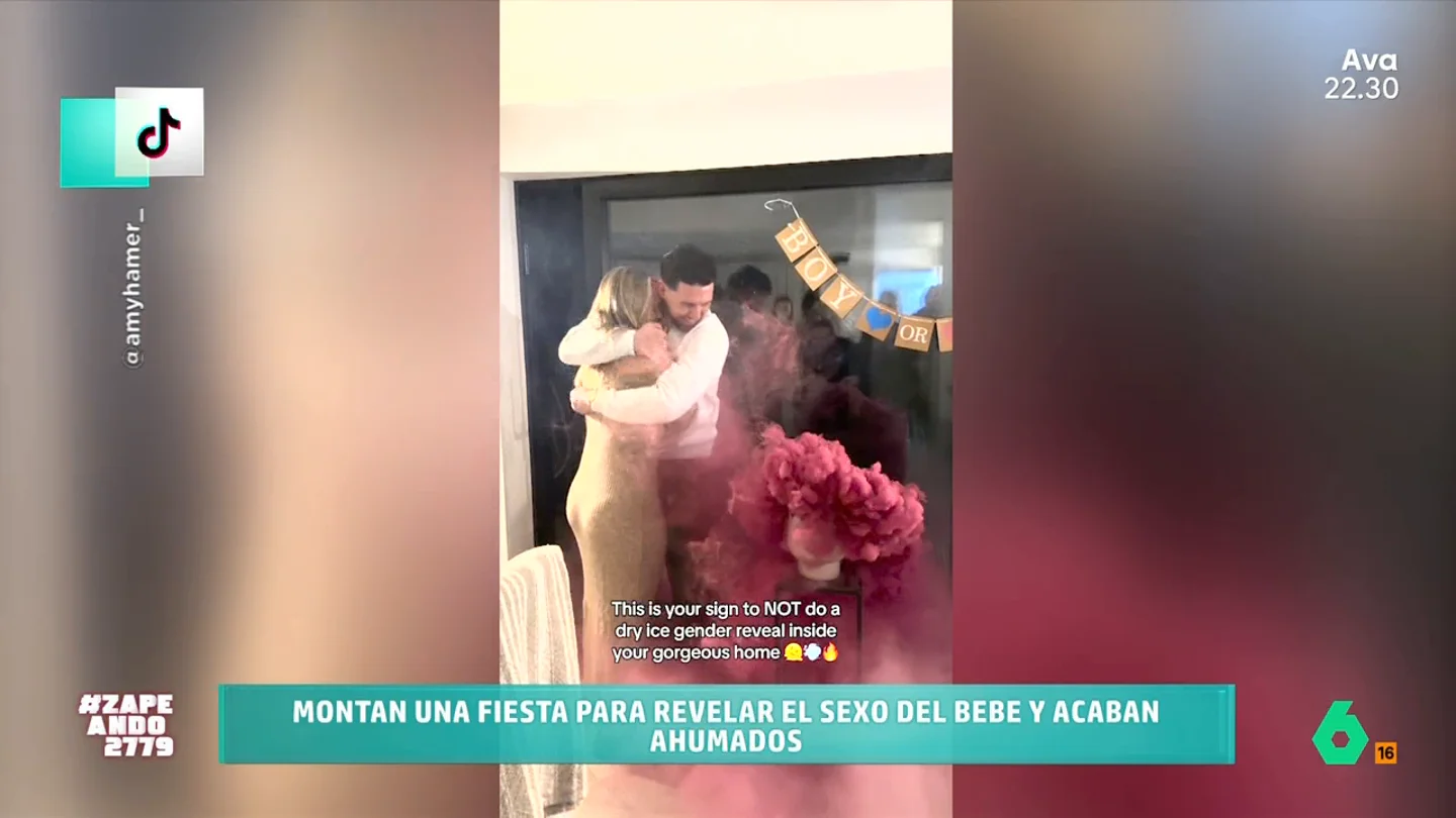 Un 'gender reveal' acaba muy mal: montan una fiesta para desvelar el sexo de su bebé y acaban ahumados La pareja decide usar una máquina de humo para desvelar el sexo de su bebé. Pero, lejos de parar una vez revelado, la máquina no para y sigue expulsando humo de un color rosa intenso.