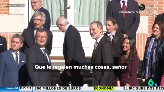 El rey Felipe bromea sobre la felicitación de Leonor y Sofía por su cumpleaños: "Es muy temprano" El rey Felipe bromea sobre la felicitación de Leonor y Sofía por su cumpleaños: "Es muy temprano"
