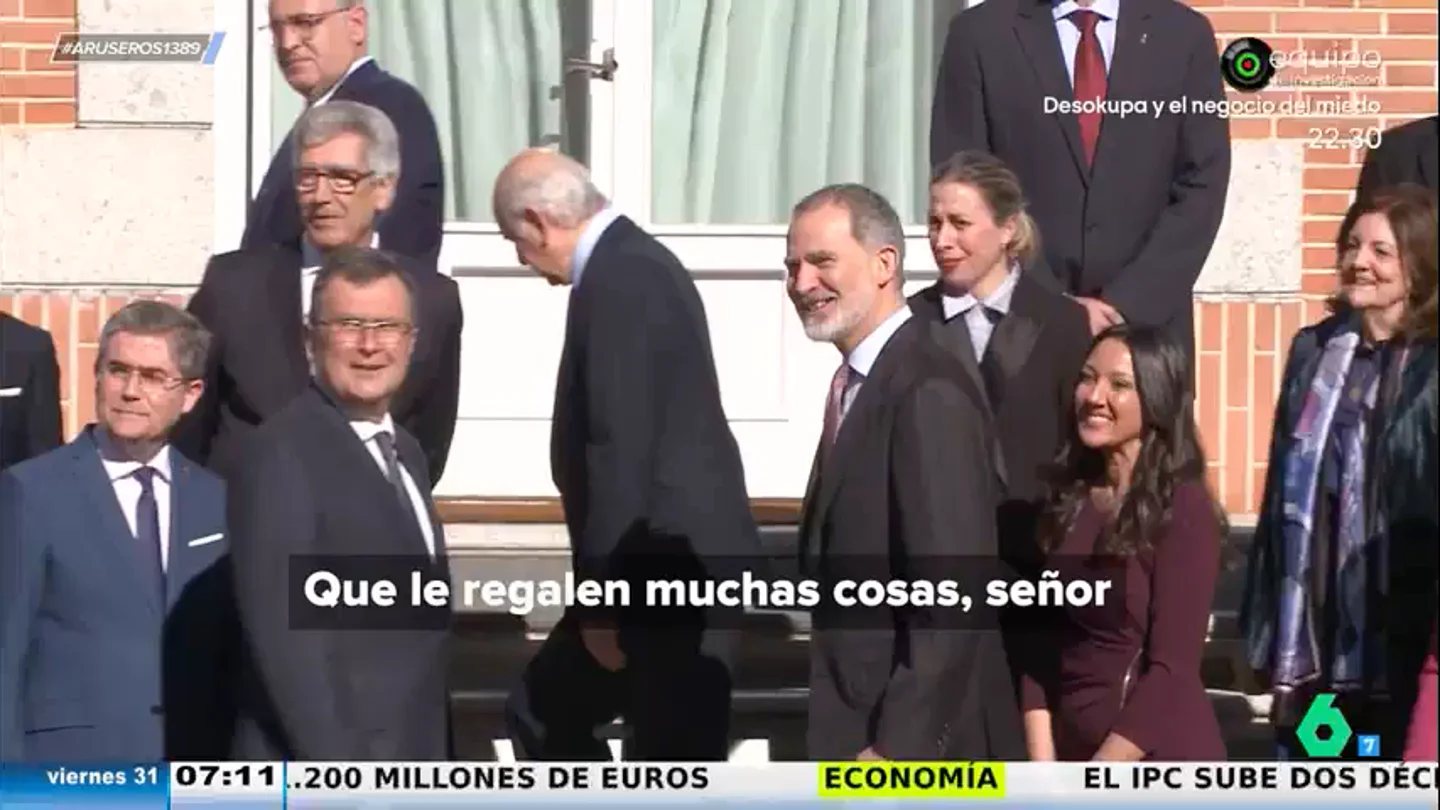 El rey Felipe bromea sobre la felicitación de Leonor y Sofía por su cumpleaños: "Es muy temprano" El rey Felipe bromea sobre la felicitación de Leonor y Sofía por su cumpleaños: "Es muy temprano"