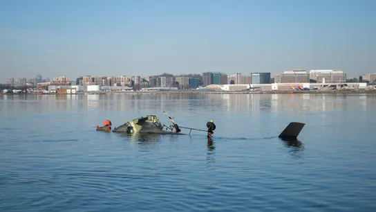 Restos del helicóptero militar siniestrado en el río Potomac, de Washington. Restos del helicóptero militar siniestrado en el río Potomac, de Washington.