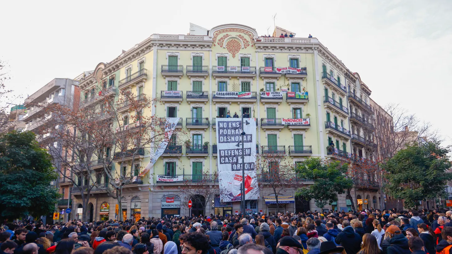 Cientos de vecinos y activistas se concentran frente a la Casa Orsola Cientos de vecinos y activistas se concentran frente a la Casa Orsola