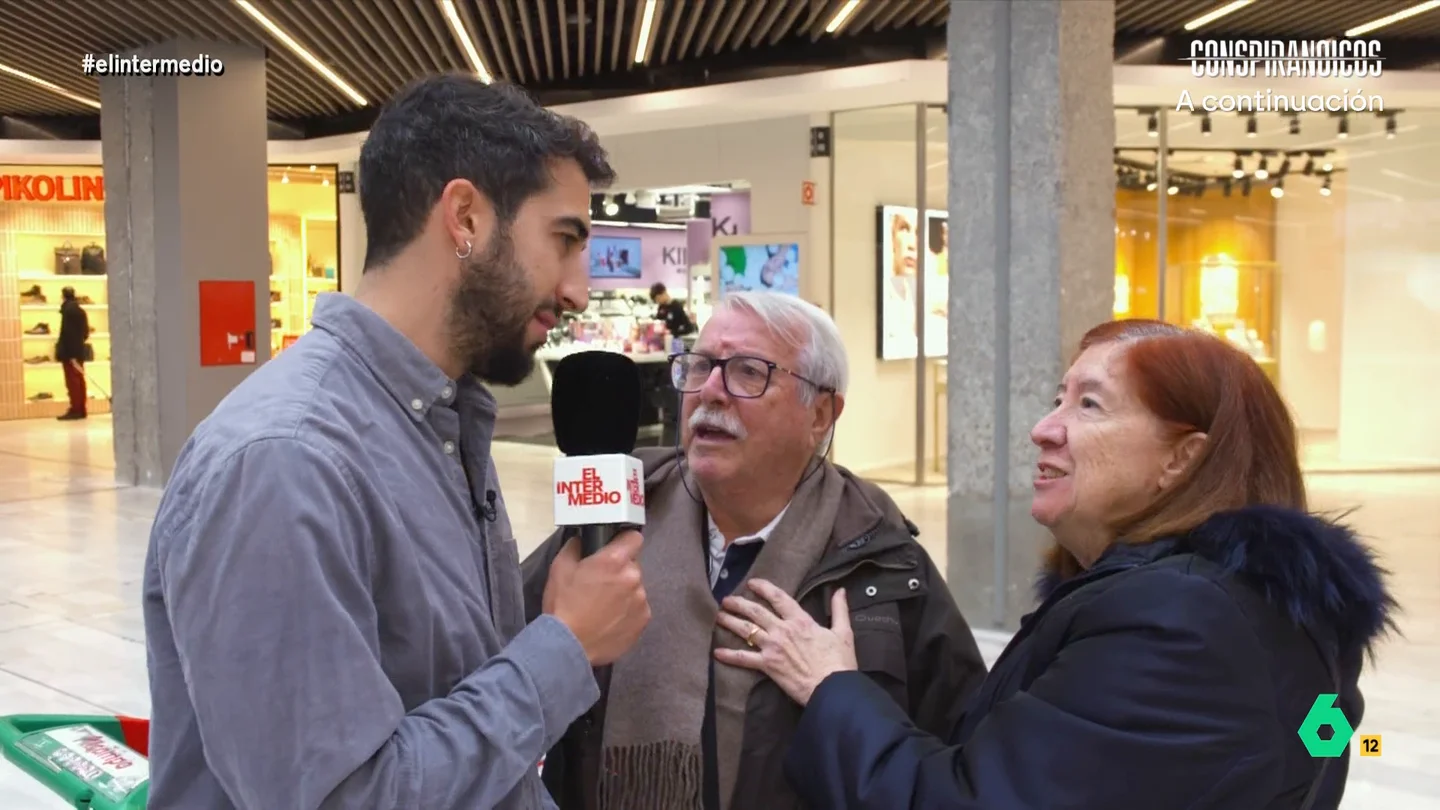 La confesión de un hombre sobre qué le diferencia de su mujer: "Ella es roja y yo comunista" En España, cada vez más parejas mayores de 50 años se separan. Pero, ¿a qué se debe este hecho? Isma Juárez sale a la calle para conocer la opinión de varias parejas.