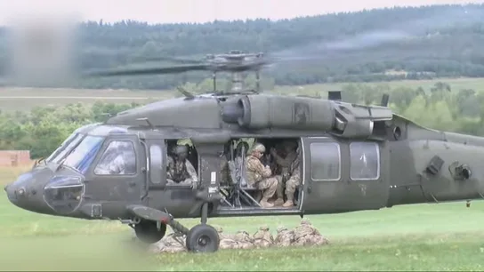 Así es el entrenamiento de los Black Hawk: cribas masivas y cientos de horas de vuelo de día y de noche Helicóptero Black Hawk durante una operación de asalto