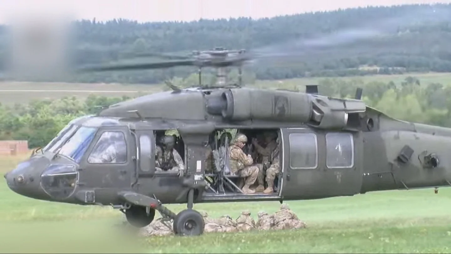 Así es el entrenamiento de los Black Hawk: cribas masivas y cientos de horas de vuelo de día y de noche Helicóptero Black Hawk durante una operación de asalto